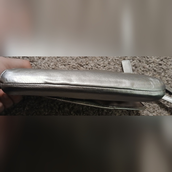 β¨ Coach Metallic Silver Leather Wristlet | Classic & Chic β¨ - Picture 7 of 12